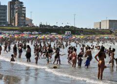 “¡Apareció un tsunami!”. UN PROGRAMA DE TV CAPTÓ EN VIVO EL MOMENTO DE LA OLA GIGANTE EN MAR DEL PLATA.