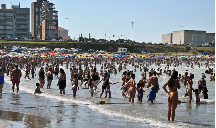 “¡Apareció un tsunami!”. UN PROGRAMA DE TV CAPTÓ EN VIVO EL MOMENTO DE LA OLA GIGANTE EN MAR DEL PLATA.